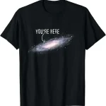 Galax t-shirt med texten "You're Here" i vitt på svart bakgrund, som representerar en spiralgalax med ett humoristiskt och kosmiskt budskap.