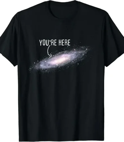 Galax t-shirt med texten "You're Here" i vitt på svart bakgrund, som representerar en spiralgalax med ett humoristiskt och kosmiskt budskap.
