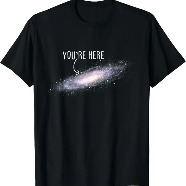 Galax t-shirt med texten "You're Here" i vitt på svart bakgrund, som representerar en spiralgalax med ett humoristiskt och kosmiskt budskap.
