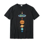 Svart T-shirt med färgglad illustration av solsystemet, som representerar planeterna och Jorden i en rolig grafisk stil.