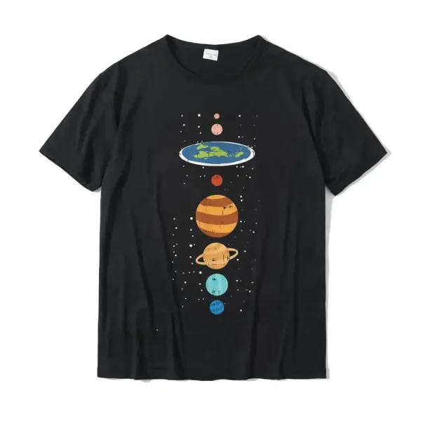 Svart T-shirt med färgglad illustration av solsystemet, som representerar planeterna och Jorden i en rolig grafisk stil.