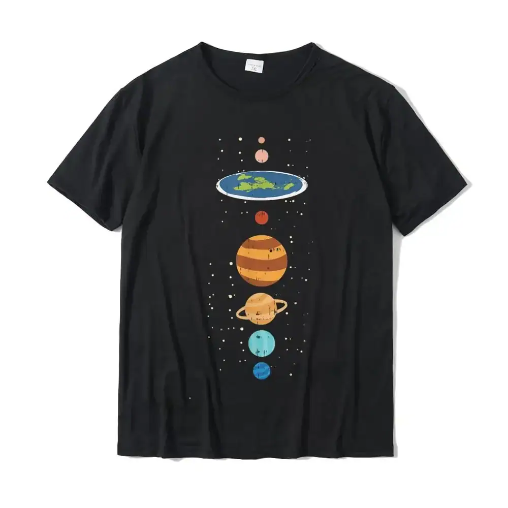 Svart T-shirt med färgglad illustration av solsystemet, som representerar planeterna och Jorden i en rolig grafisk stil.