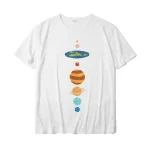 Vit T-shirt med färgglad illustration av planeterna i solsystemet, perfekt för vetenskaps- och astronomi-entusiaster.