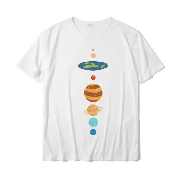 Vit T-shirt med färgglad illustration av planeterna i solsystemet, perfekt för vetenskaps- och astronomi-entusiaster.