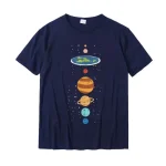 Blå T-shirt med färgglad illustration av solsystemet, som representerar planeterna och Jorden i en lekfull grafisk stil. Perfekt för astronomi- och vetenskapsentusiaster.