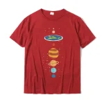 Röd T-shirt med stiliserad illustration av solsystemet, som representerar Jorden, Mars, Jupiter, Saturnus, Uranus och Neptunus, perfekt för astronomi-entusiaster.