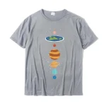 Grå T-shirt med stiliserad illustration av solsystemet, som representerar Jorden, Mars, Jupiter, Saturnus, Uranus och Neptunus i vertikal linje.