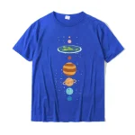 Blå T-shirt med illustration av planeterna i solsystemet.