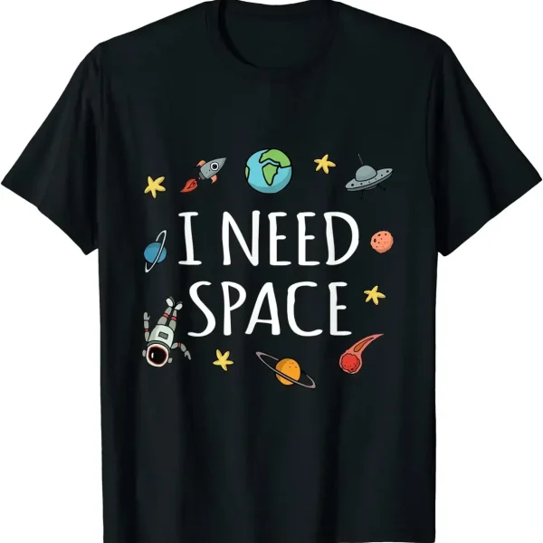 Kolla in denna svarta t-shirt med texten "I NEED SPACE" omgiven av teckningar av planeter, stjärnor, en raket, en astronaut och en UFO, perfekt för astronomi- och vetenskapsentusiaster.