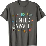 Grå t-shirt med illustrationer av rymdobjekt och texten "I NEED SPACE" i vitt.