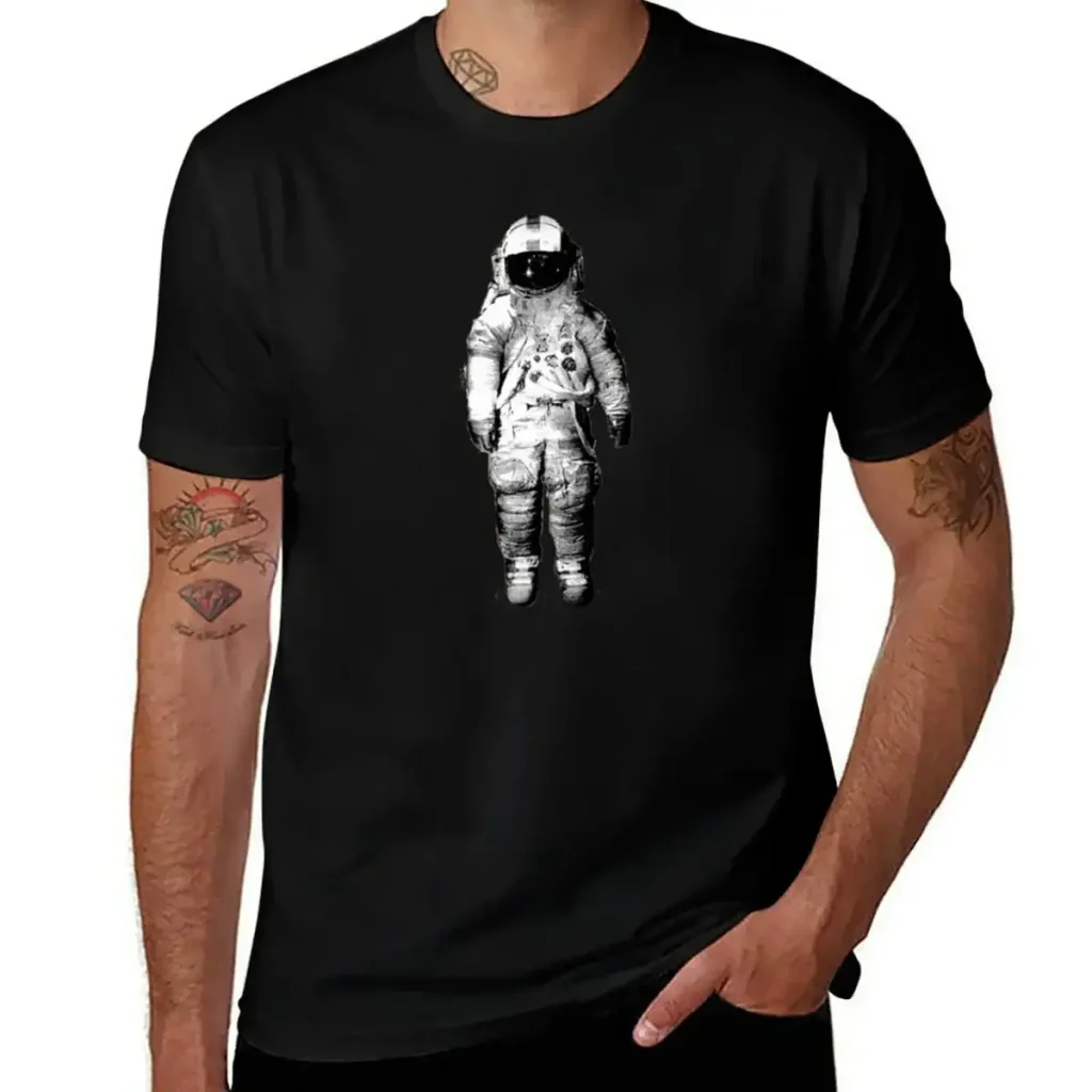 Herrplagg med astronautdesign i rymddräkt på svart bakgrund, modern och trendig stil, perfekt för rymd- och science fiction-entusiaster.
