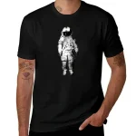 Herrplagg med astronautdesign i rymddräkt på svart bakgrund, modern och trendig stil, perfekt för rymd- och science fiction-entusiaster.
