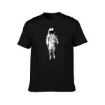 Svart t-shirt med tryck av en astronaut i rymddräkt.