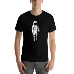 Svart t-shirt med en vit astronautdesign i mitten, perfekt för rymd- och vetenskapsentusiaster.