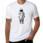 Vit t-shirt med astronautmotiv i svart och vitt, grafisk stil, avslappnad mode, perfekt för rymd- och vetenskapsentusiaster.