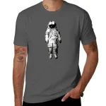Grå kläder med astronautmotiv i rymddräkt på framsidan.