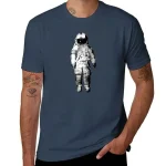Astronautkläder för män med astronautdesign på marinblå t-shirt, perfekt för vetenskaps- och rymdutforskningsentusiaster.