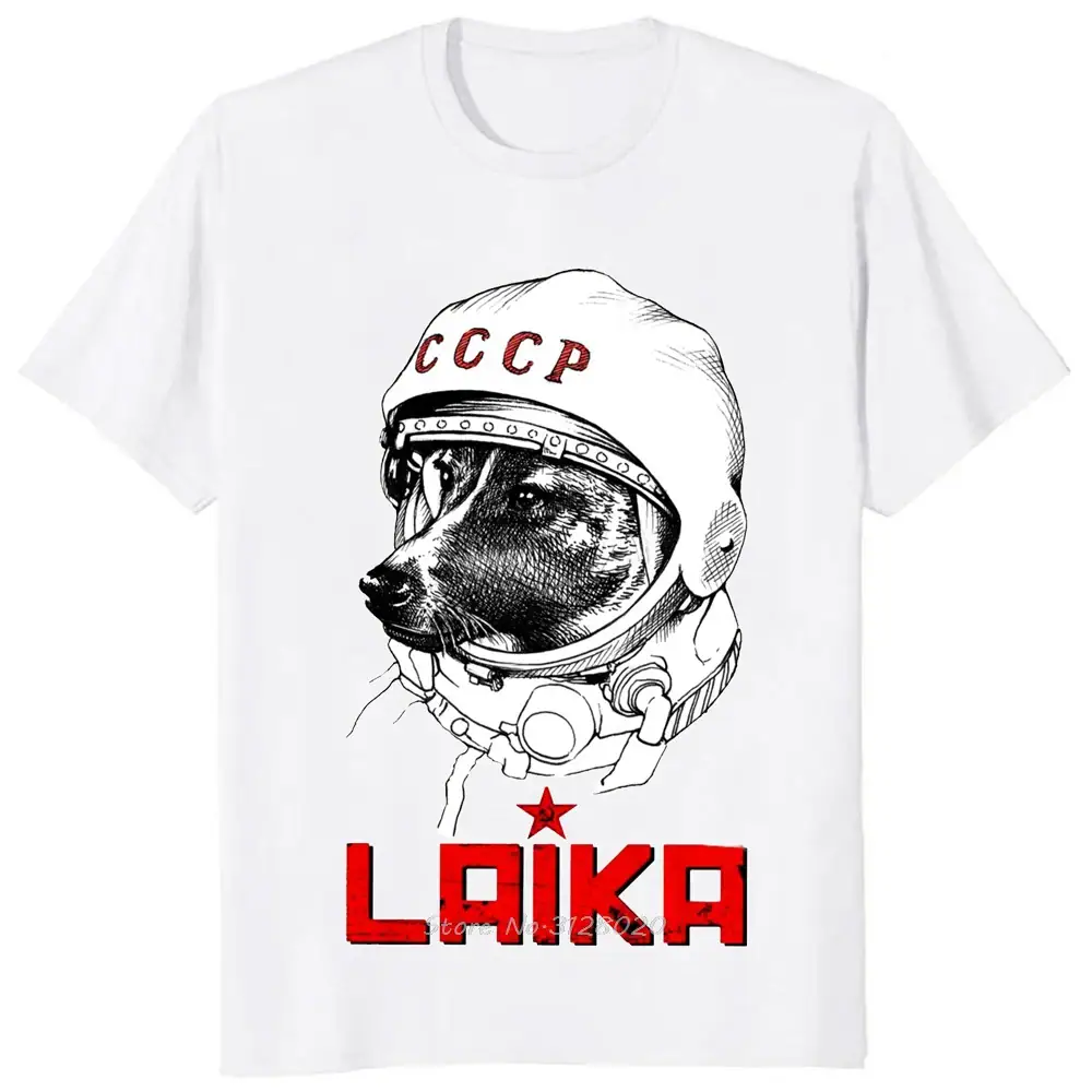 Vitt plagg med illustration av en hund i astronauthjälm, bärande en hjälm med inskriften "CCCP" och namnet "Laika" i rött.