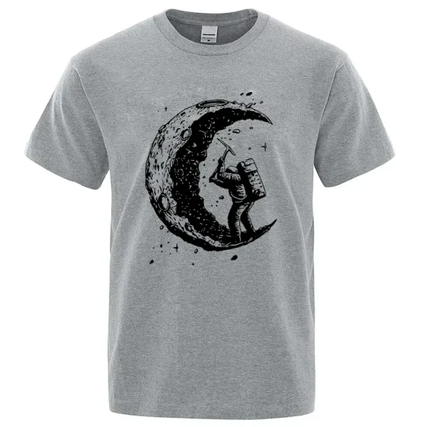 Grå t-shirt med illustration av en astronaut på månen, konstnärlig och modern stil, perfekt för vetenskaps- och astronomientusiaster.
