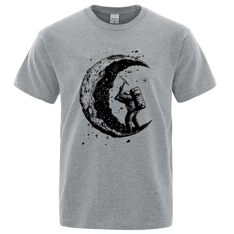 Grå t-shirt med illustration av en astronaut på månen, konstnärlig och modern stil, perfekt för vetenskaps- och astronomientusiaster.