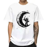 Vit t-shirt med illustration av en astronaut som sitter på månen, svart och vit konstnärlig stil, perfekt för vetenskaps- och rymdentusiaster.