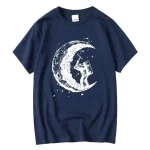 T-shirt i bomull med illustration av en astronaut som spelar gitarr på månen, perfekt för vetenskaps- och rymdentusiaster.