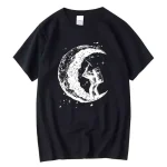 Svart plagg med illustration av en astronaut som spelar gitarr på månen, originell och trendig design för vetenskaps- och astronomientusiaster.
