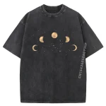 Svart T-shirt med mönster av månens faser och stjärnor, idealisk för astronomi- och vetenskapsentusiaster.