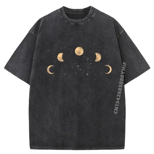 Svart T-shirt med mönster av månens faser och stjärnor, idealisk för astronomi- och vetenskapsentusiaster.