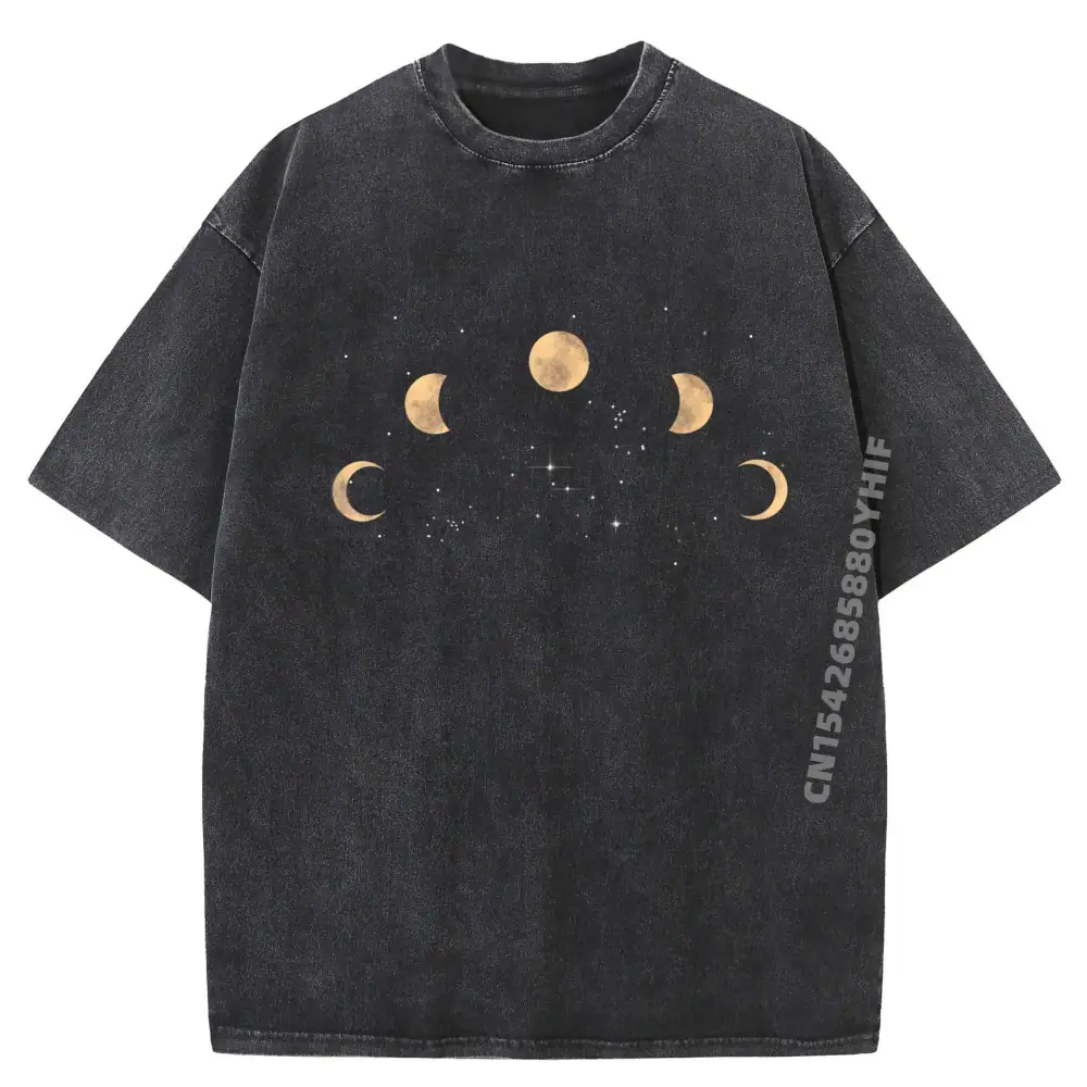 Svart T-shirt med mönster av månens faser och stjärnor, idealisk för astronomi- och vetenskapsentusiaster.