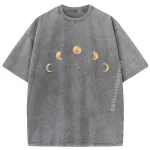 Grå T-shirt med mönster av månens faser i guld, som representerar olika måncykler i en minimalistisk och elegant design.