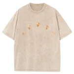 Beige T-shirt med mönster av månens faser, avslappnad och trendig stil.