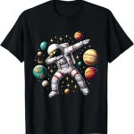 Svart T-shirt med en astronaut som dansar omgiven av färgglada planeter och stjärnor, originaldesign för rymd- och vetenskapsentusiaster.