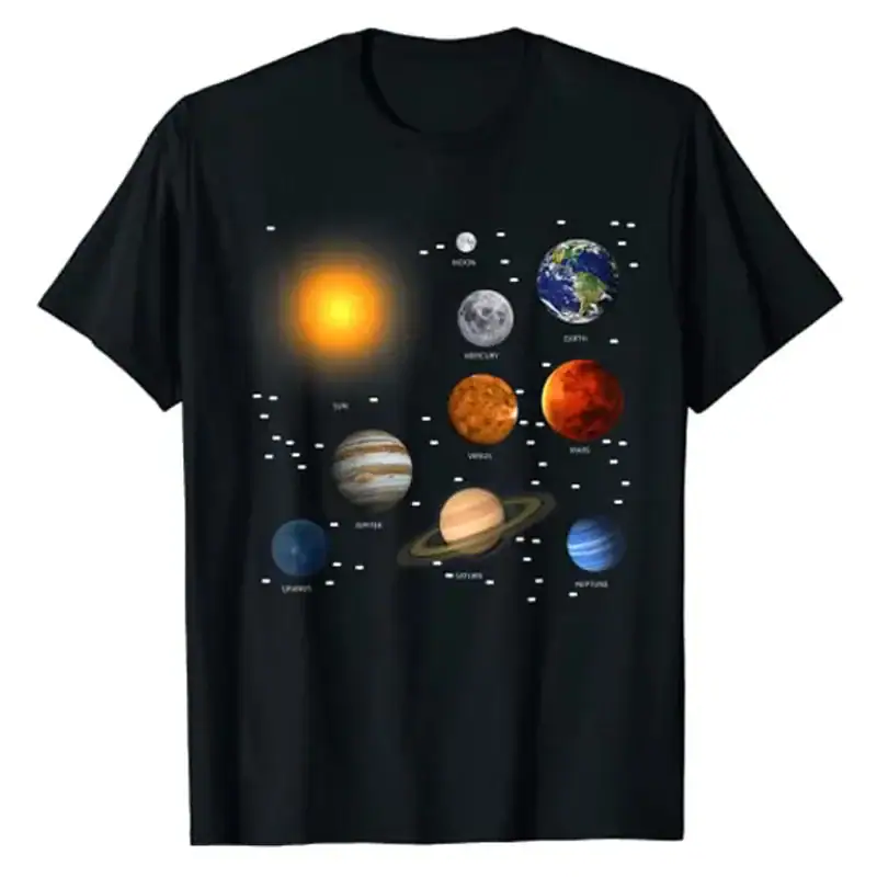 Svart T-shirt med en design av solsystemet som representerar solen, jorden, mars, jupiter, saturnus, uranus, neptunus, merkurius, venus och deras omloppsbanor, idealisk för astronomi- och vetenskapsentusiaster.