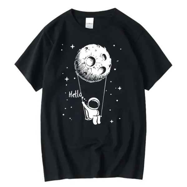 Svart t-shirt med illustration av en liten astronaut som håller en måne i form av en ballong, i en enkel och söt grafisk stil, perfekt för rymd- och vetenskapsentusiaster.