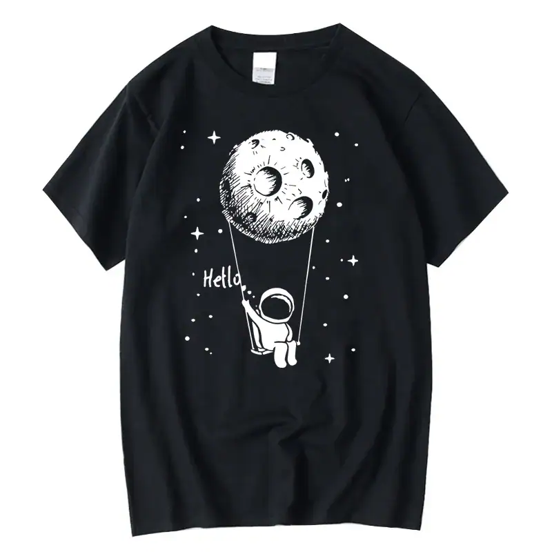 Svart t-shirt med illustration av en liten astronaut som håller en måne i form av en ballong, i en enkel och söt grafisk stil, perfekt för rymd- och vetenskapsentusiaster.