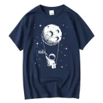 T-shirt med astronaut- och mån-design, grafisk och rolig stil.