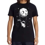 Hänge som föreställer en astronaut som hänger vid månen, som illustrerar rymdutforskning och universum.