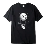 Svart t-shirt med illustration av en astronaut som hänger vid månen, med ordet "Hello" i en enkel och modern grafisk stil.