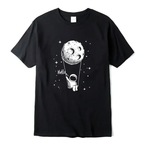Svart t-shirt med illustration av en astronaut som hänger vid månen, med ordet "Hello" i en enkel och modern grafisk stil.
