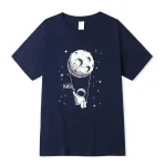 Marinblå bomullst-shirt med illustration av en astronaut som hänger vid månen, minimalistisk teckningsstil, perfekt för vetenskaps- och astronomientusiaster.