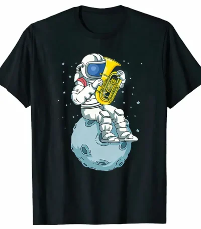 Svart t-shirt med en astronaut i rymddräkt som spelar saxofon på en liten måne, omgiven av stjärnor, en rolig och originell design för vetenskaps- och musikentusiaster.