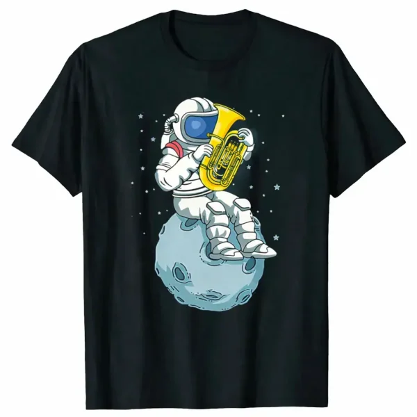Svart t-shirt med en astronaut i rymddräkt som spelar saxofon på en liten måne, omgiven av stjärnor, en rolig och originell design för vetenskaps- och musikentusiaster.