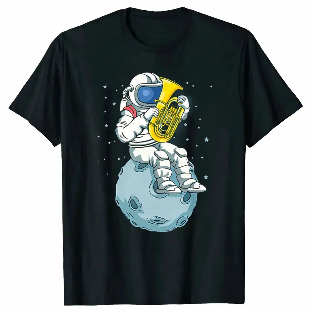 Svart t-shirt med en astronaut i rymddräkt som spelar saxofon på en liten måne, omgiven av stjärnor, en rolig och originell design för vetenskaps- och musikentusiaster.