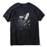 Svart t-shirt med design av raket, rymdskepp och kosmiska element, perfekt för astronomi- och science fiction-entusiaster.