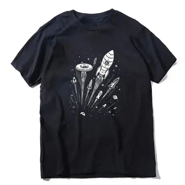 Svart t-shirt med design av raket, rymdskepp och kosmiska element, perfekt för astronomi- och science fiction-entusiaster.