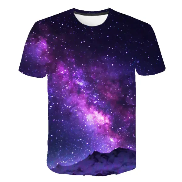 T-shirt med motiv av en stjärnklar galax som representerar Vintergatan i en nattlig himmel, idealisk för astronomi- och vetenskapsentusiaster.