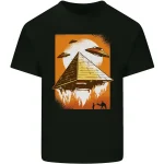 Svävande pyramid med UFO:n och stjärnhimmel, illustration av science fiction på svart t-shirt. Mystisk och futuristisk design som väcker tankar om rymdutforskning och utomjordiska fenomen.