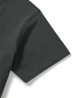 Svart bomullst-shirt med minimalistisk vetenskaplig design, perfekt för vetenskaps- och geek-dekorationentusiaster.