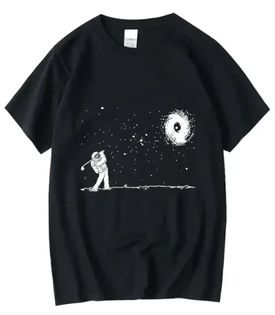 Svart T-shirt med motiv av astronaut som leker i rymden, observerar en galax och stjärnor, minimalistisk och konstnärlig design.